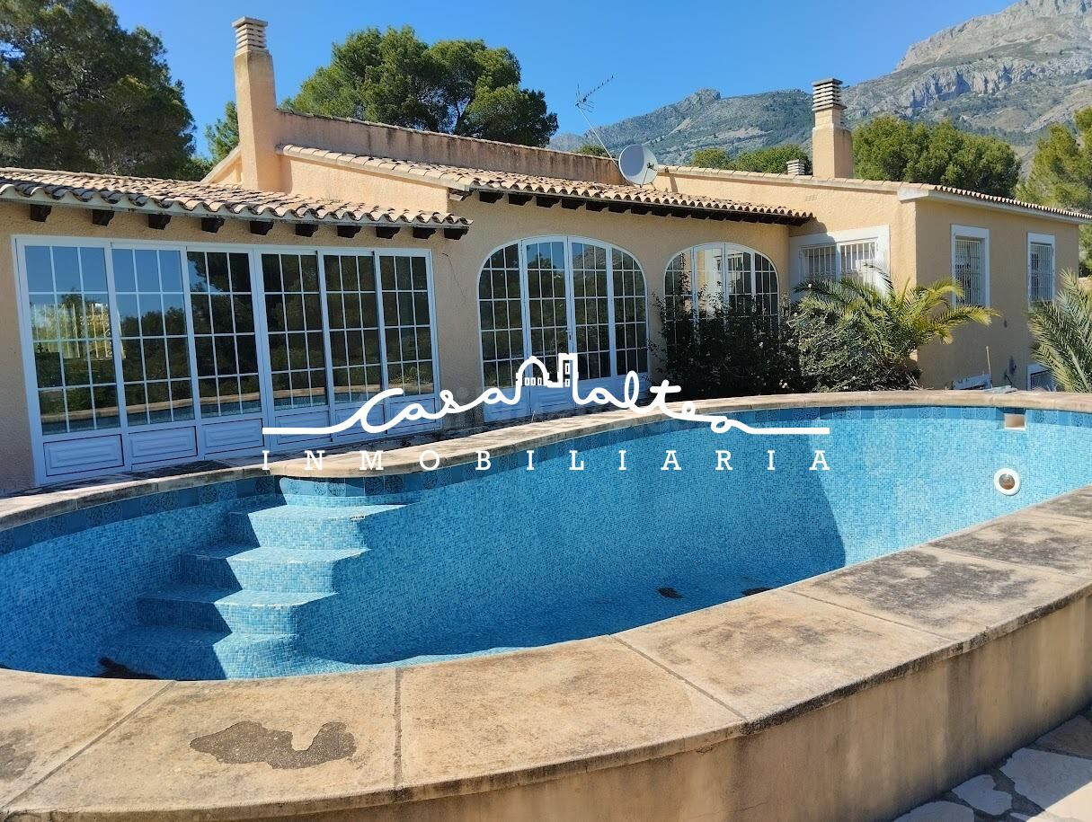 EXCLUSIVA FINCA RUSTICA CON VILLA DE LUJO JUNTO URBANIZACION