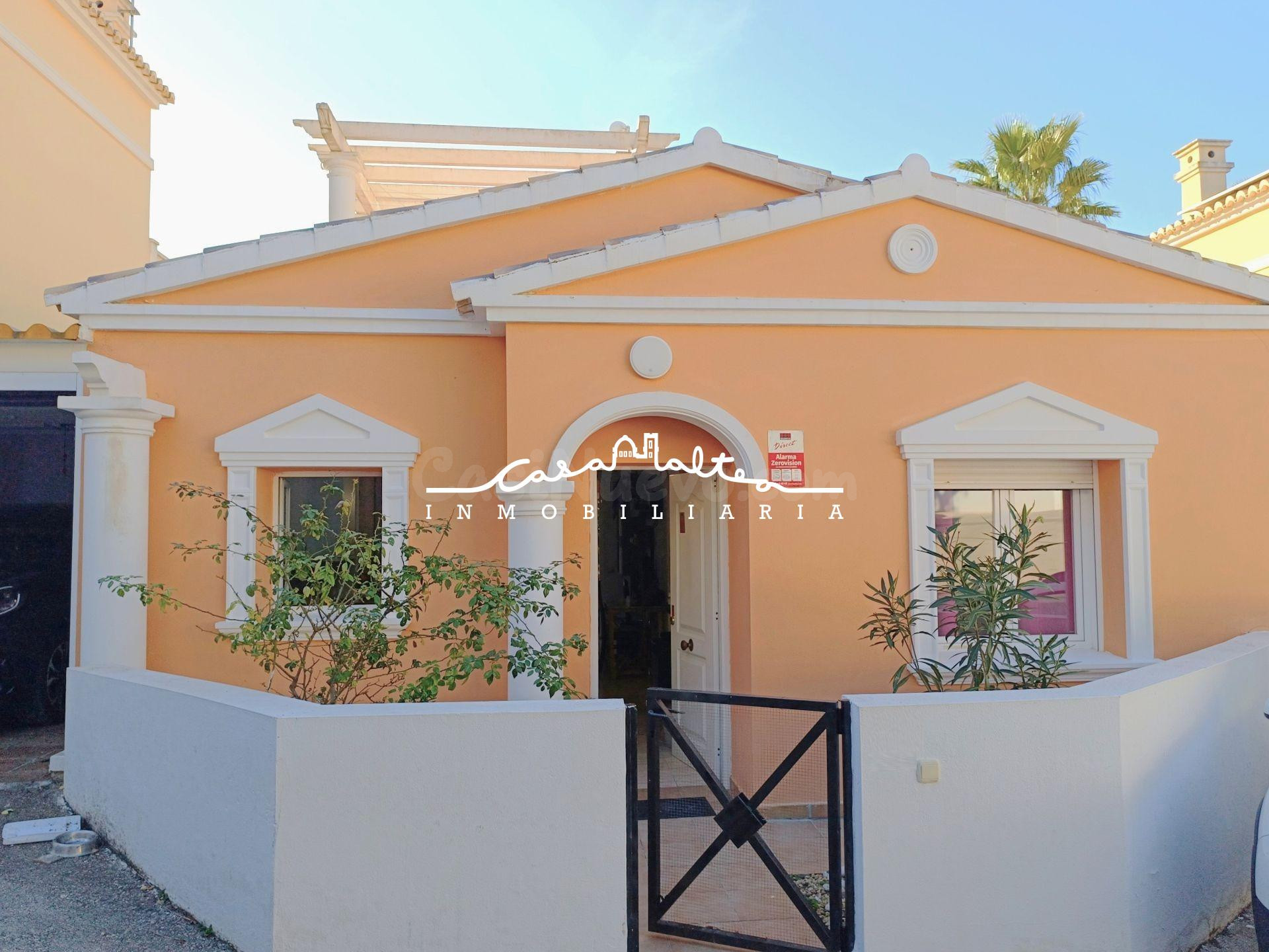Exclusivo adosado con jardín privado y solárium en residencial con piscina en Calpe