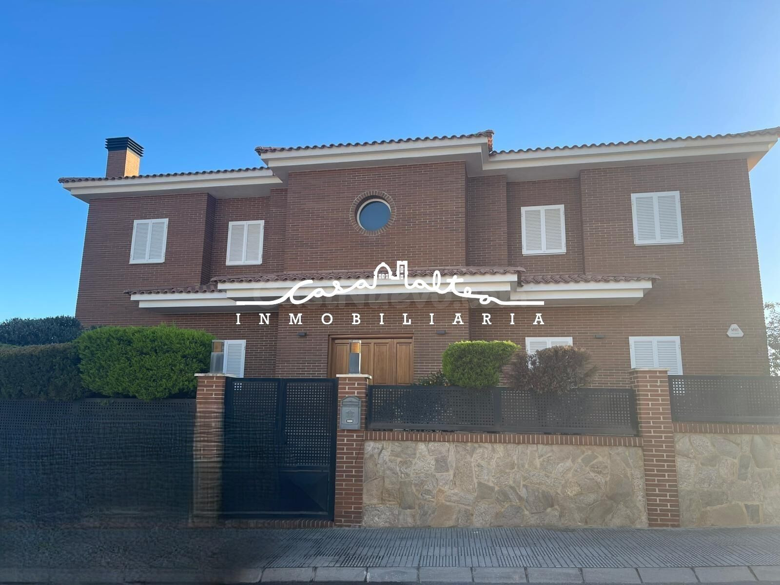 MAGNÍFICO CHALET INDEPENDIENTE CON PISCINA PROPIA