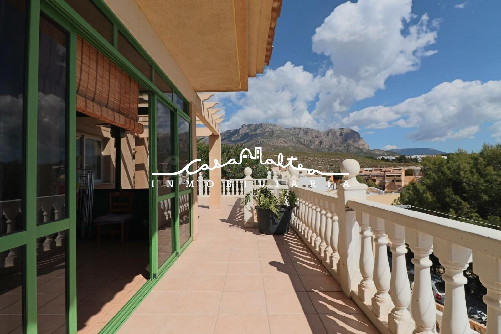 En venta gran chalet independiente con piscina en La Nucia - foto 2