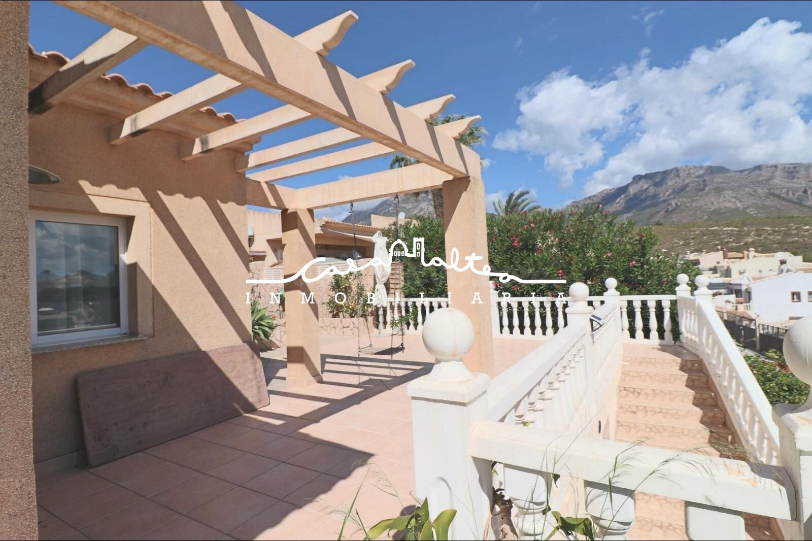 En venta gran chalet independiente con piscina en La Nucia - foto 4