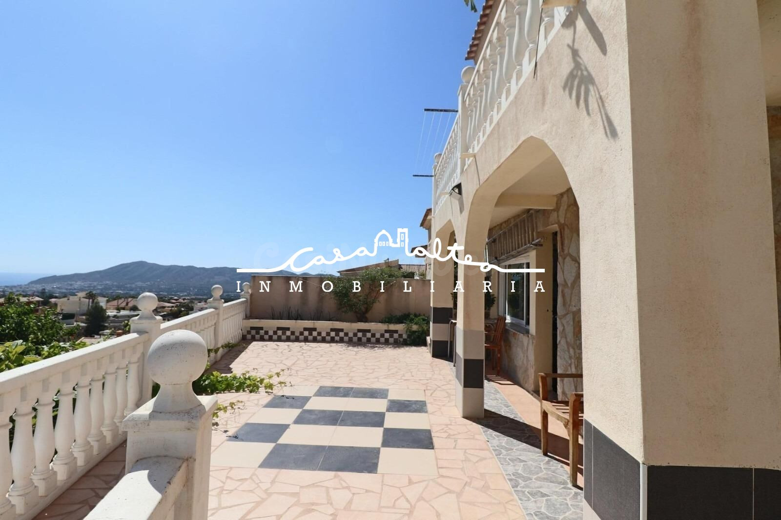 En venta gran chalet independiente con piscina en La Nucia - foto 5
