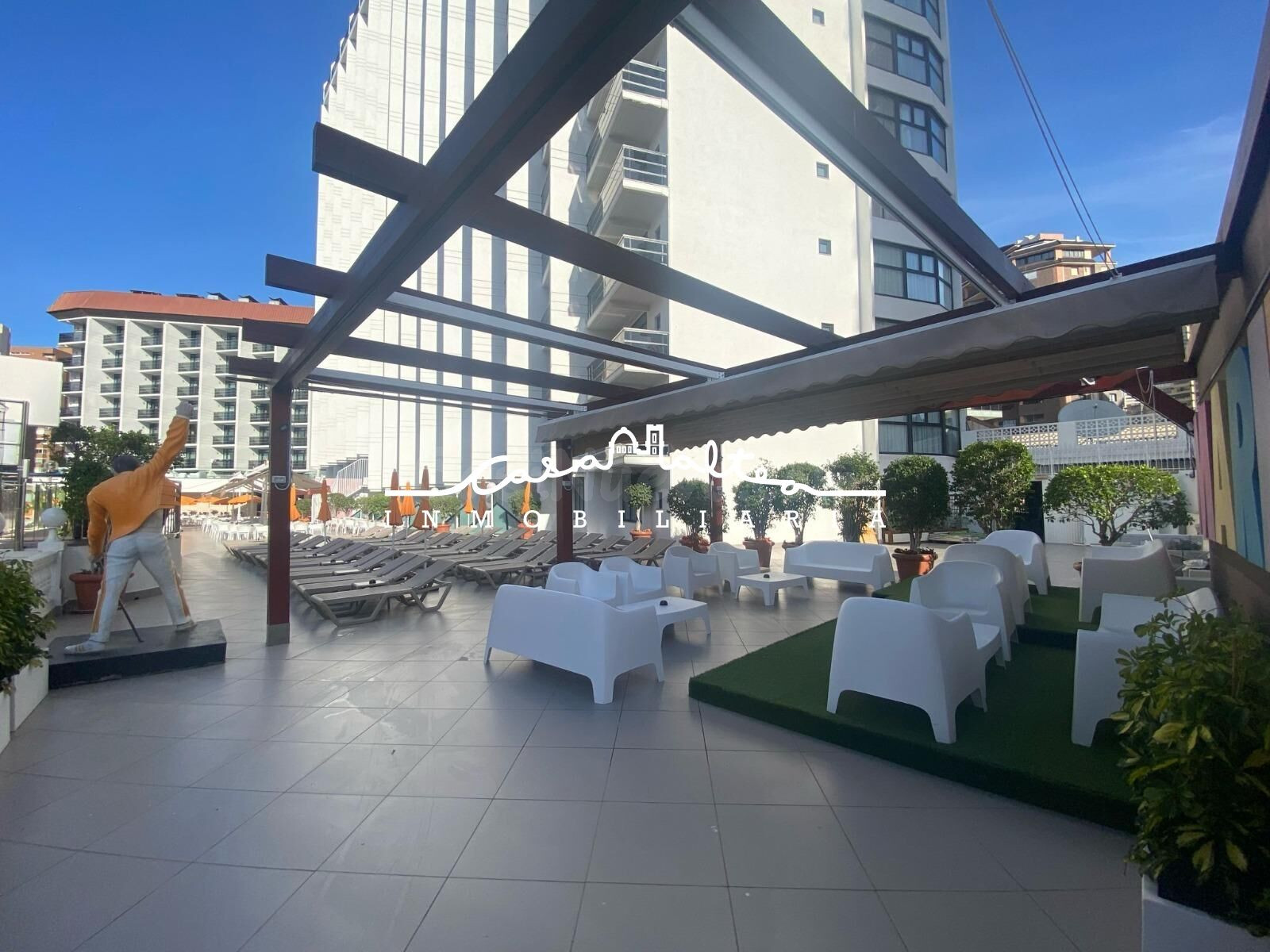Se alquila ZONA (sin local) en la gran terraza de un famoso hotel en Benidorm (DENTRO DEL HOTEL)