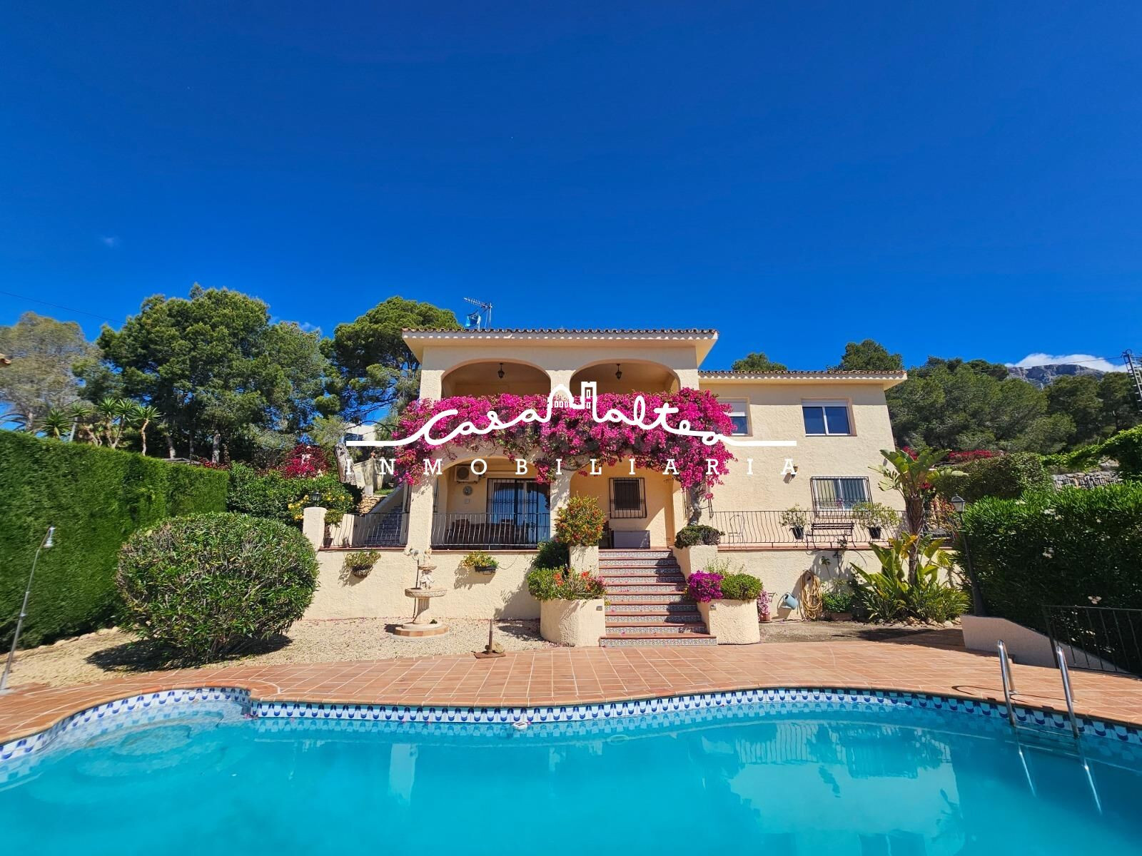 En venta espectacular villa mediterránea en Altea la Vella, con piscina propia.