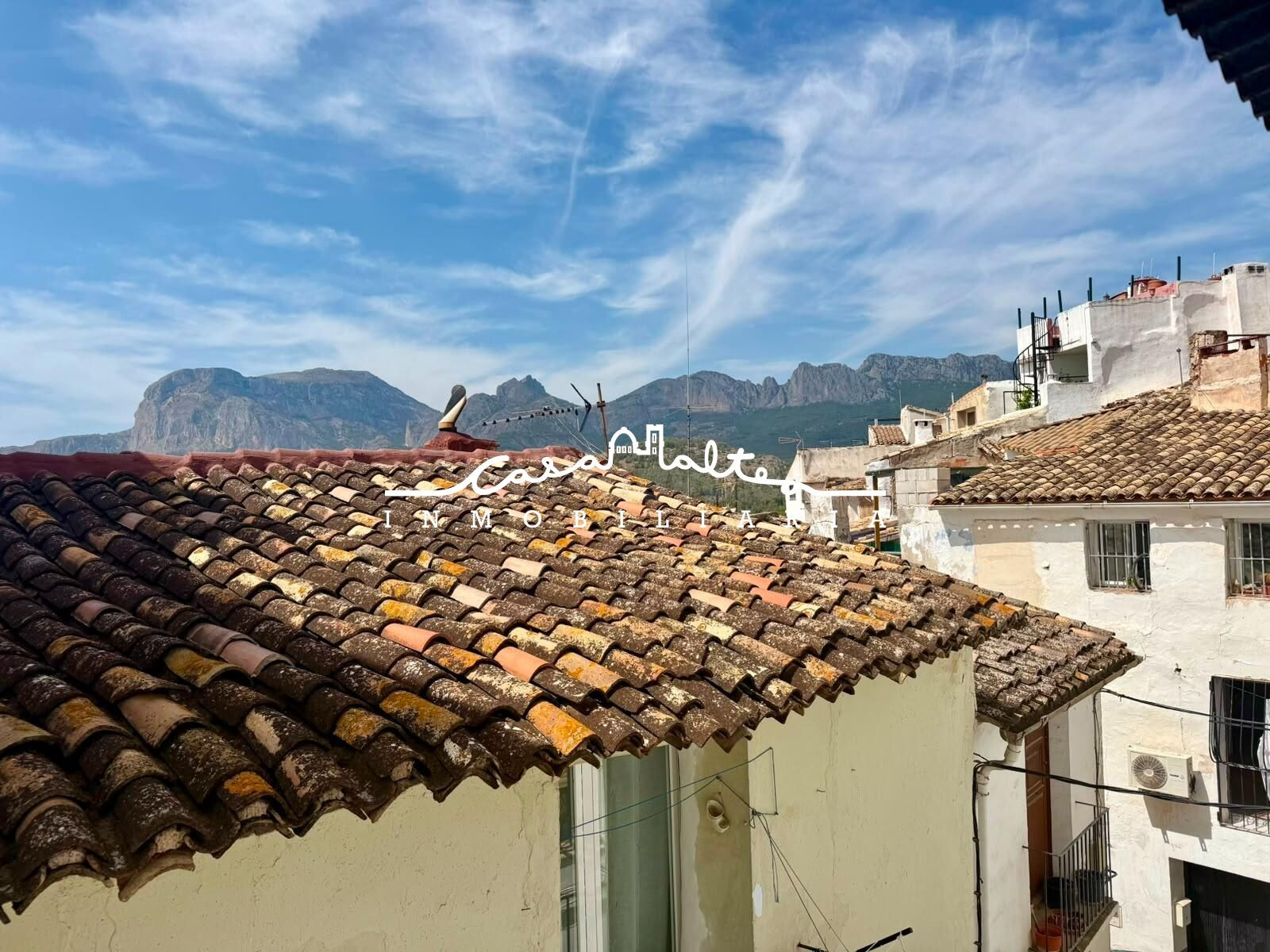 Amplia casa de pueblo en Callosa den Sarrià - Oportunidad única.
