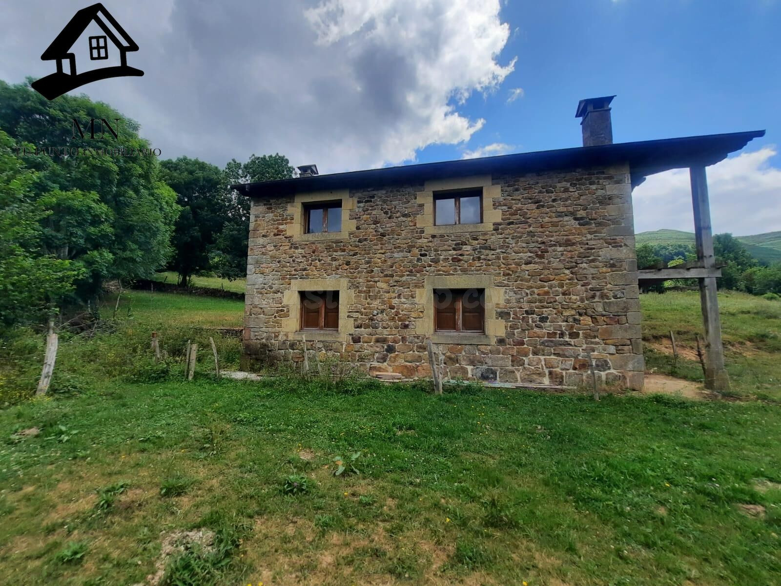 Exclusivo conjunto pasiego en Yera: 2 cabañas tradicionales (una con reforma avanzada) y más de 1.6hectáreas de finca llana