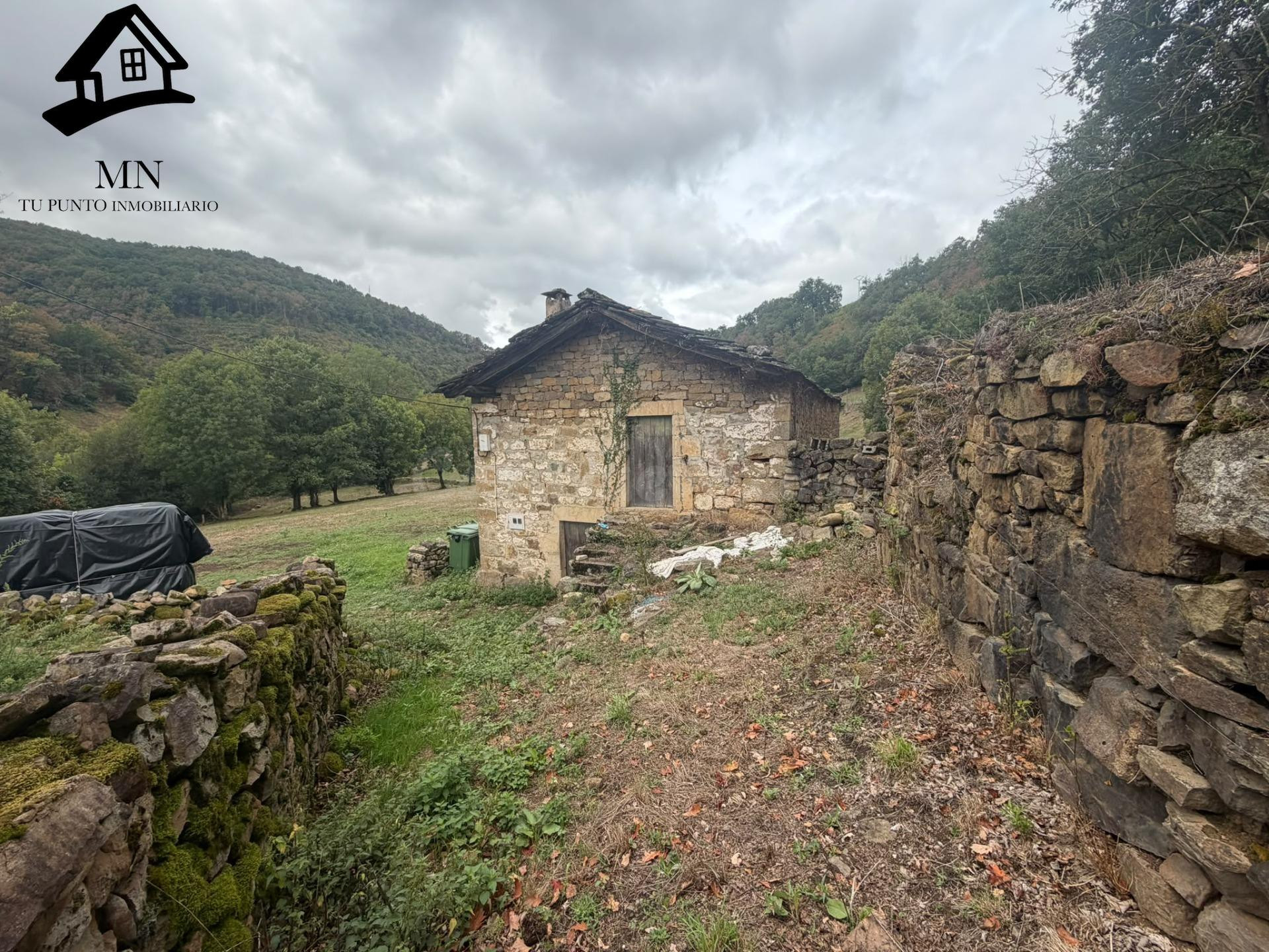 Dos cabañas pasiegas pareadas en finca llana ,con luz, agua de traída y río a pocos pasos en Vega de Pas
