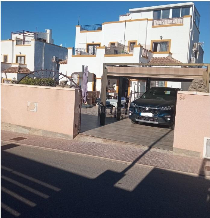 Chalet adosado con buhardilla y piscina en Urb. La Marina, S - foto 2