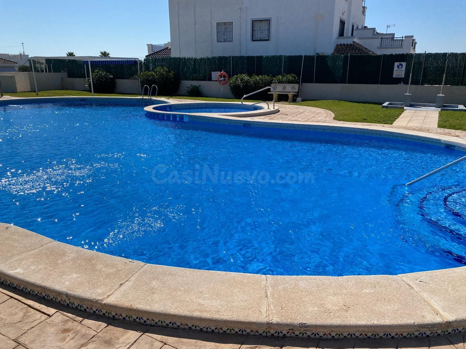 Chalet adosado con buhardilla y piscina en Urb. La Marina, S - foto 4