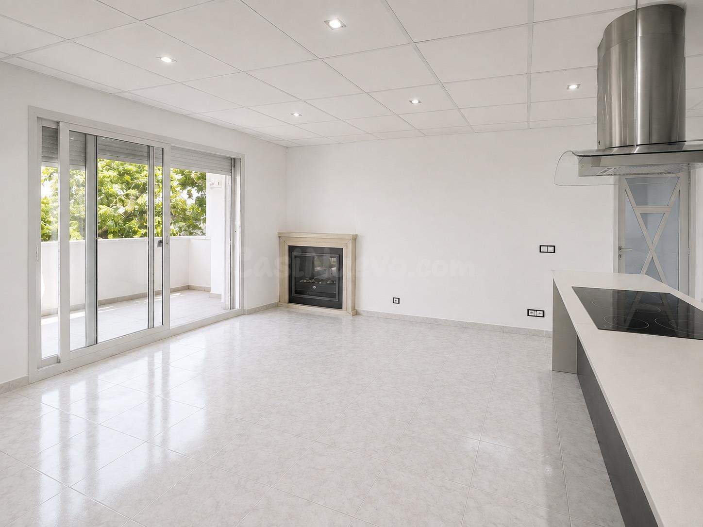 Apartamento reformado en primera línia de mar, con amplia te - foto 2