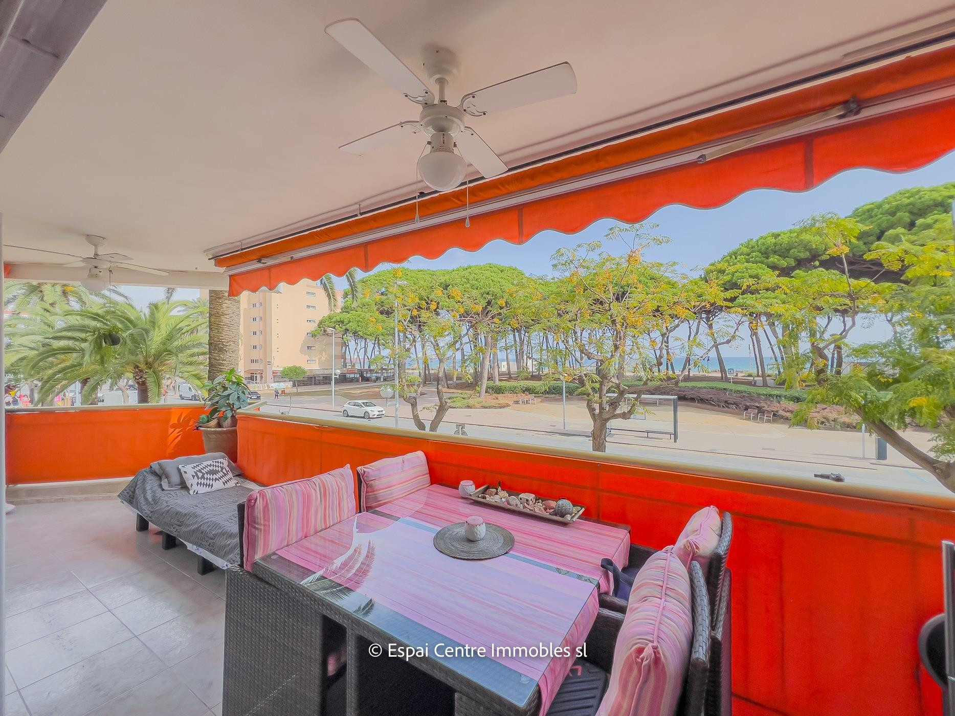 Apartamento reformado en primera línia de mar, con amplia te - foto 5