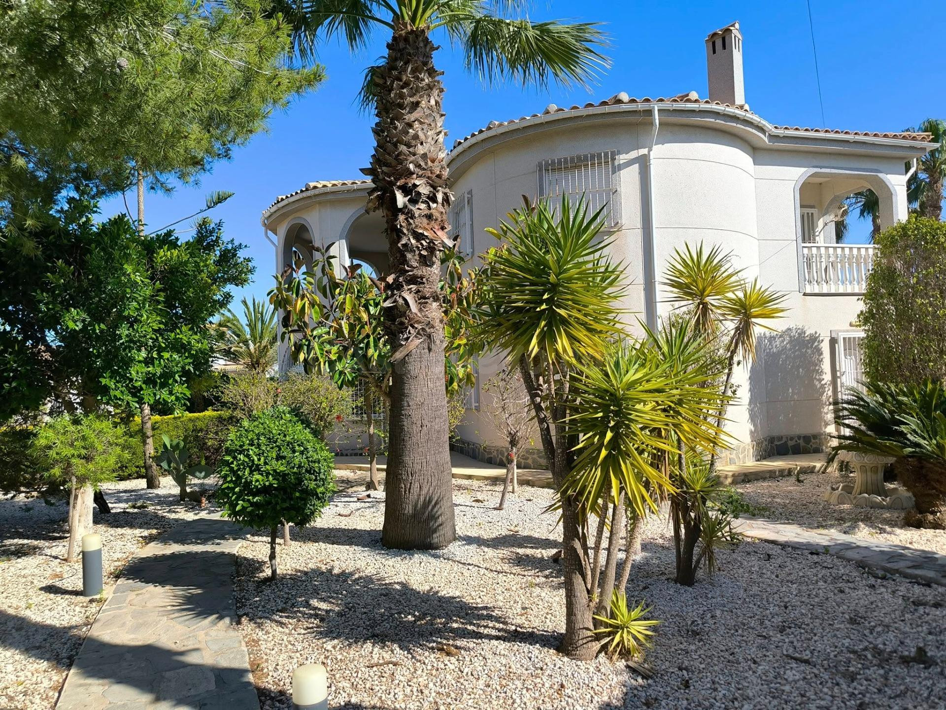 Gran villa familiar en parcela de 1.100 m2 con piscina priva - foto 3