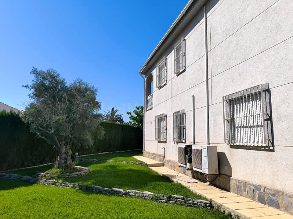 Gran villa familiar en parcela de 1.100 m2 con piscina priva - foto 5