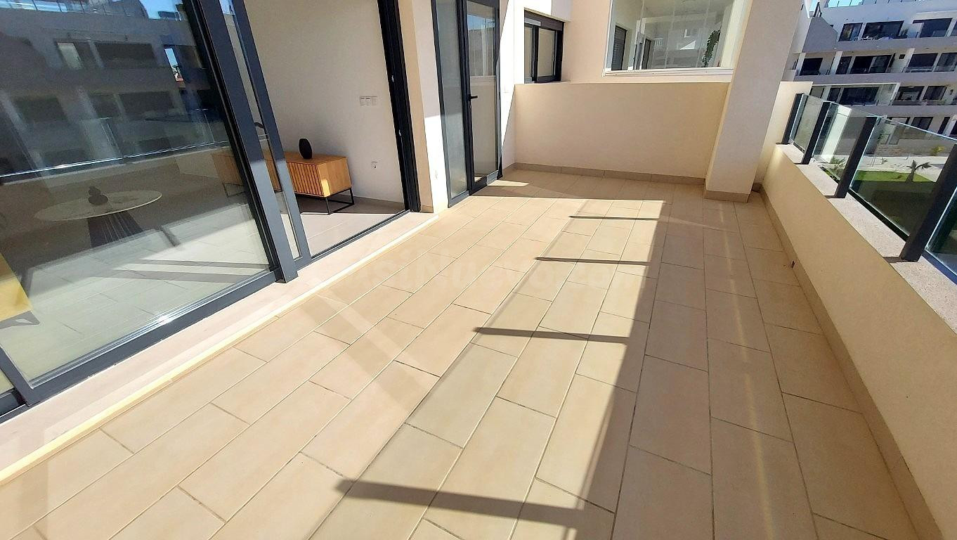 se vende el piso de 2 dormitorios y 2 baños de obra nueva en comunidad con piscina en San Miguel de Salinas
