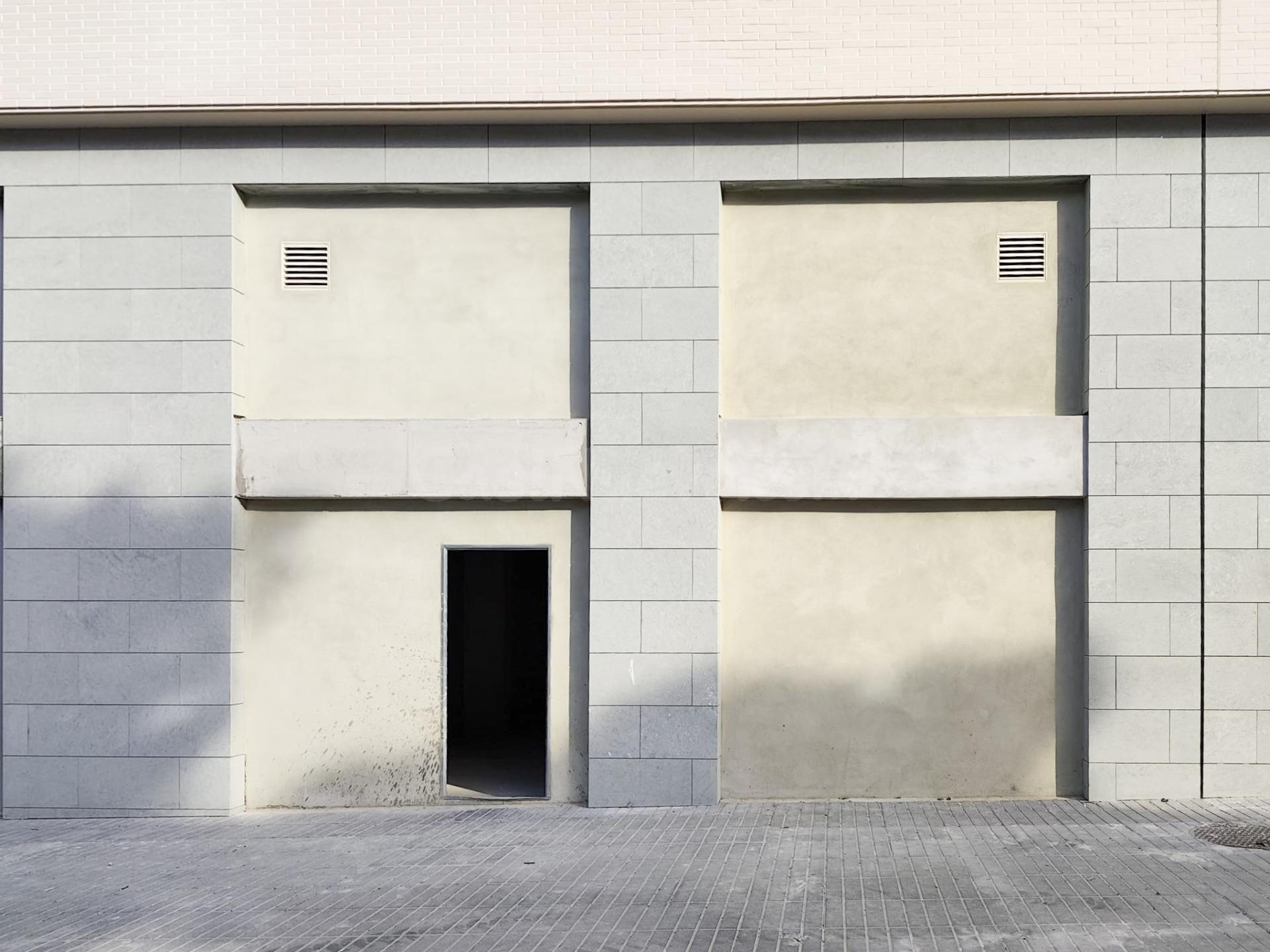 Local comercial en Av. al Vedat con gran visibilidad, escaparate y alto tránsito