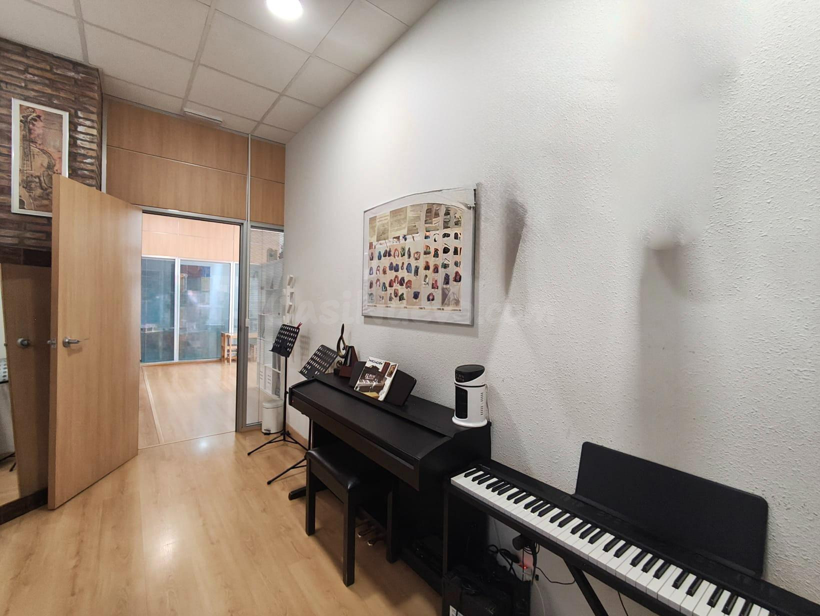Amplio Local Comercial en Zona Avenida al Vedat, Torrent - Oportunidad Única