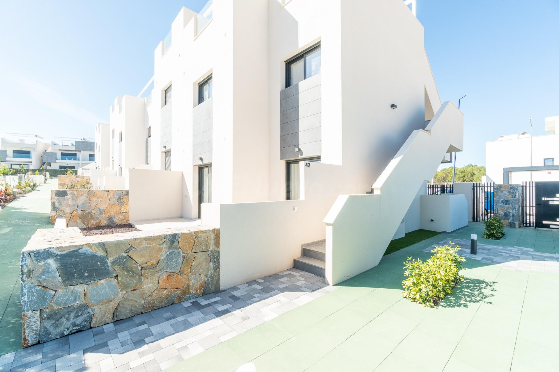 se vende un bungalo de nueva construcion con 3 dormitorios y 2 baños en comunidad con piscina en Los Balcones, Torrevieja