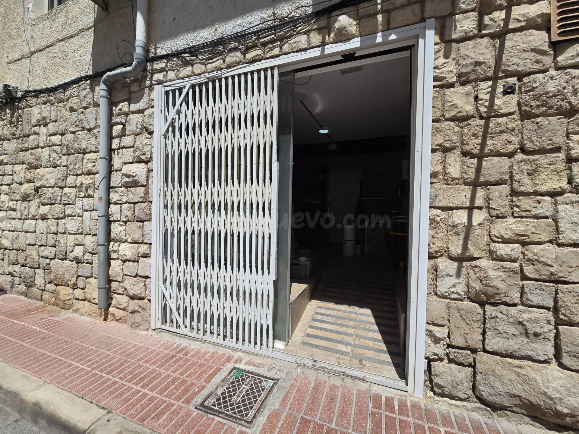 Oportunidad Única: Local Comercial de Esquina en Benidorm con Dos Espacios