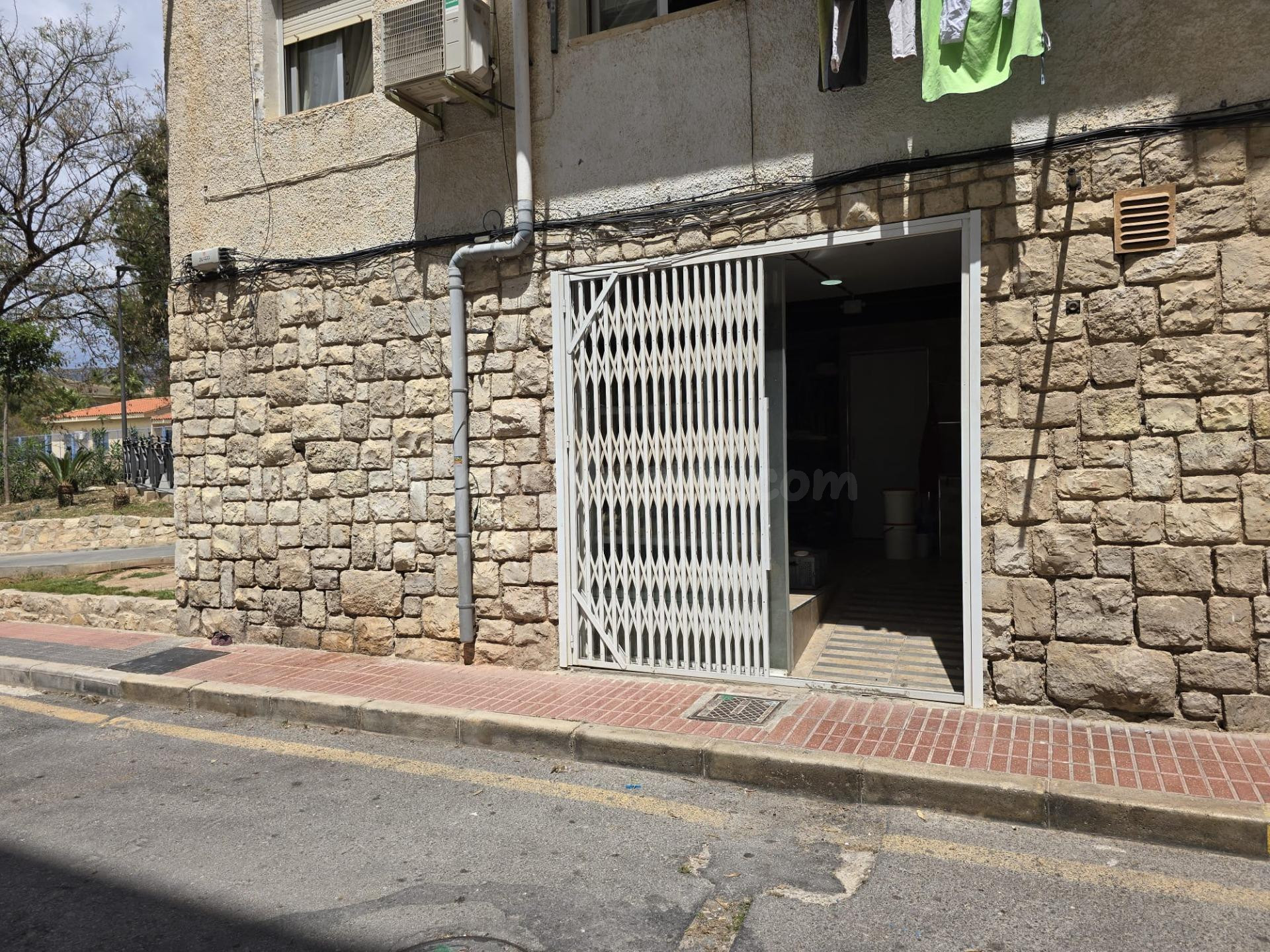 Oportunidad Única: Local Comercial de Esquina en Benidorm co - foto 2