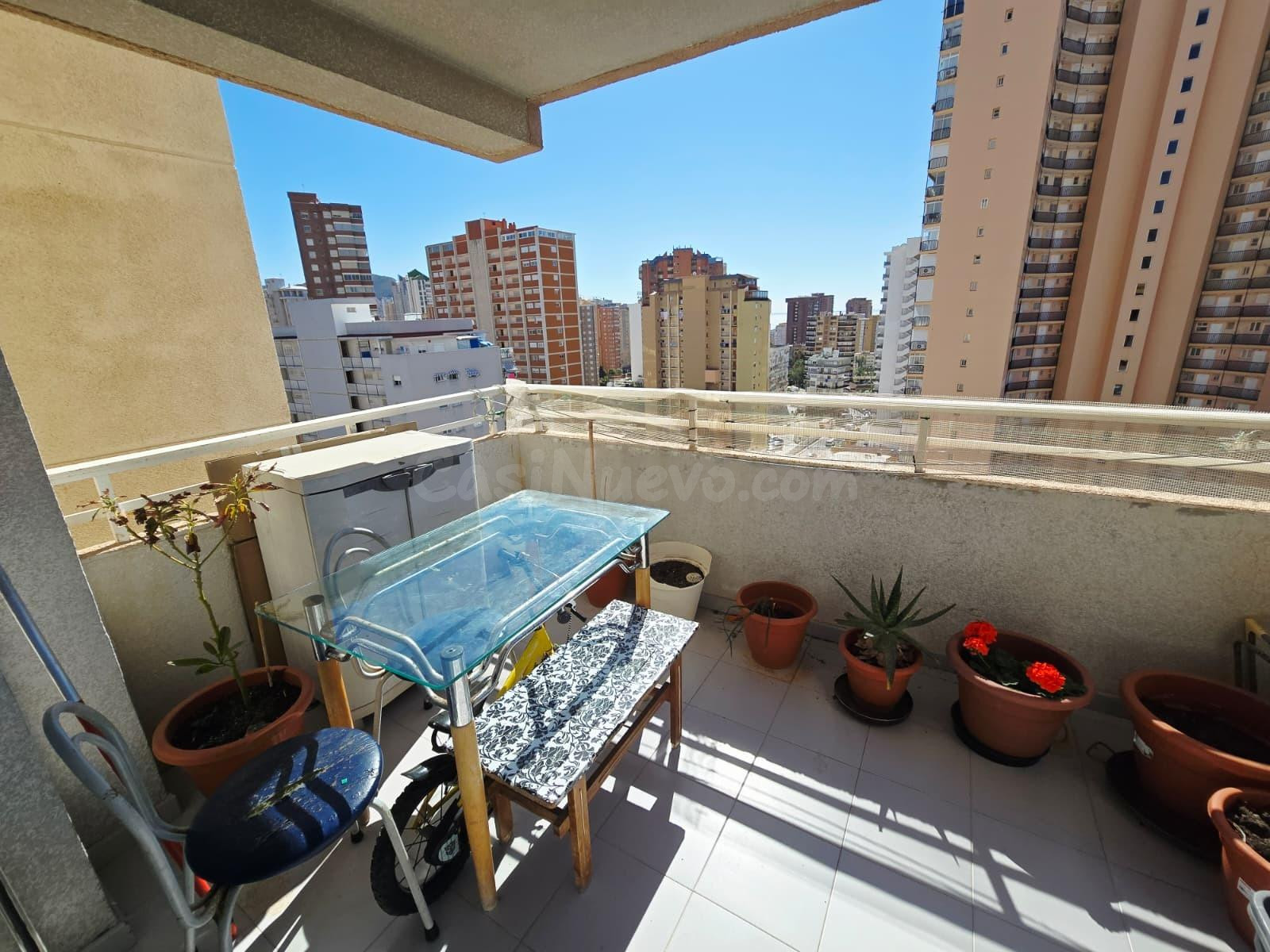 Apartamento con vistas al mar en Benidorm centro · 1+1 dormi - foto 4
