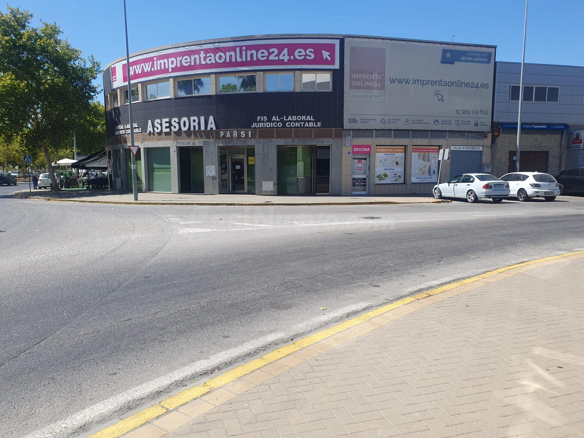 Local comercial con gran fachada en la avenida principal del Parsi