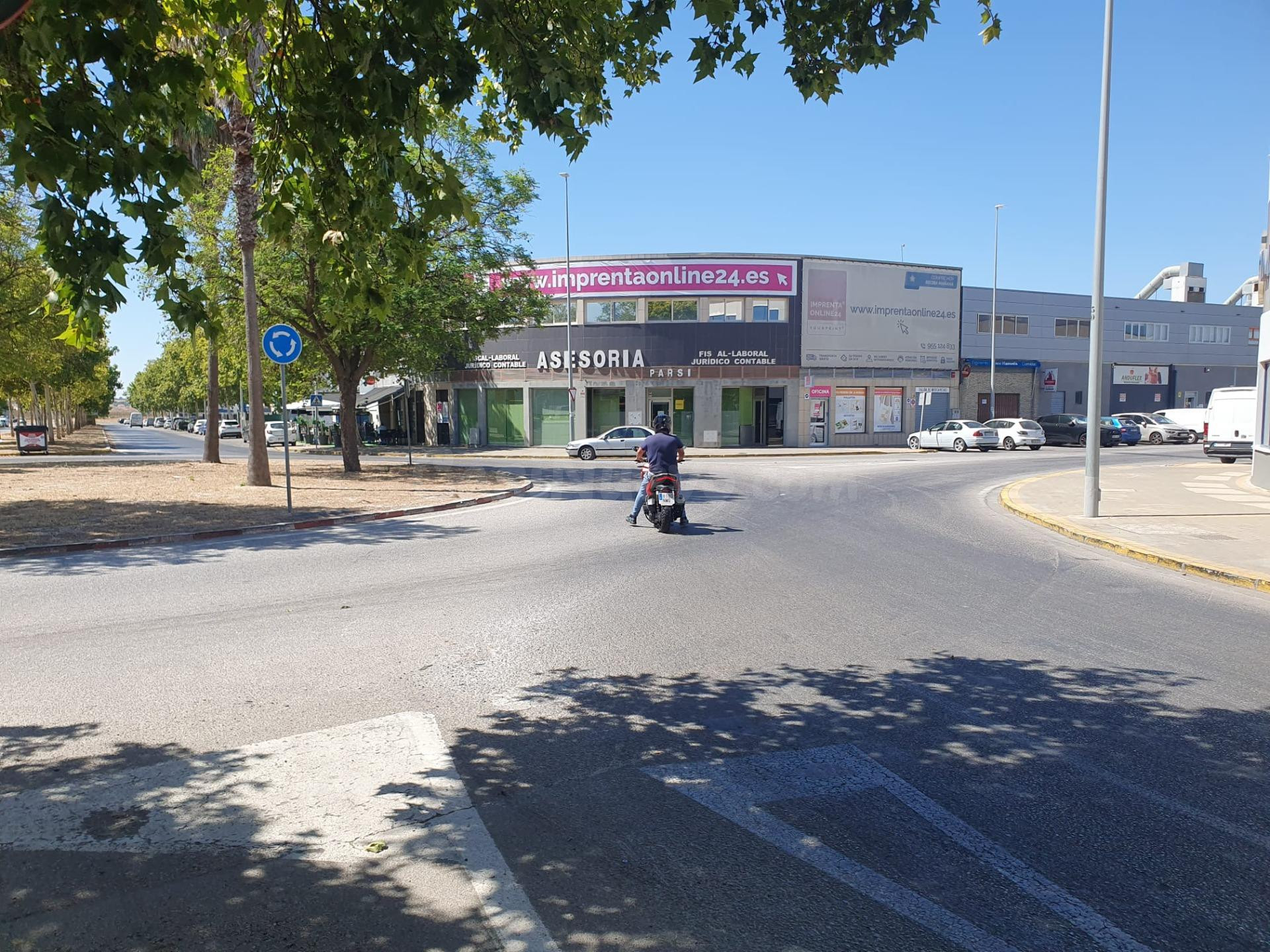 Local comercial con gran fachada en la avenida principal del - foto 4