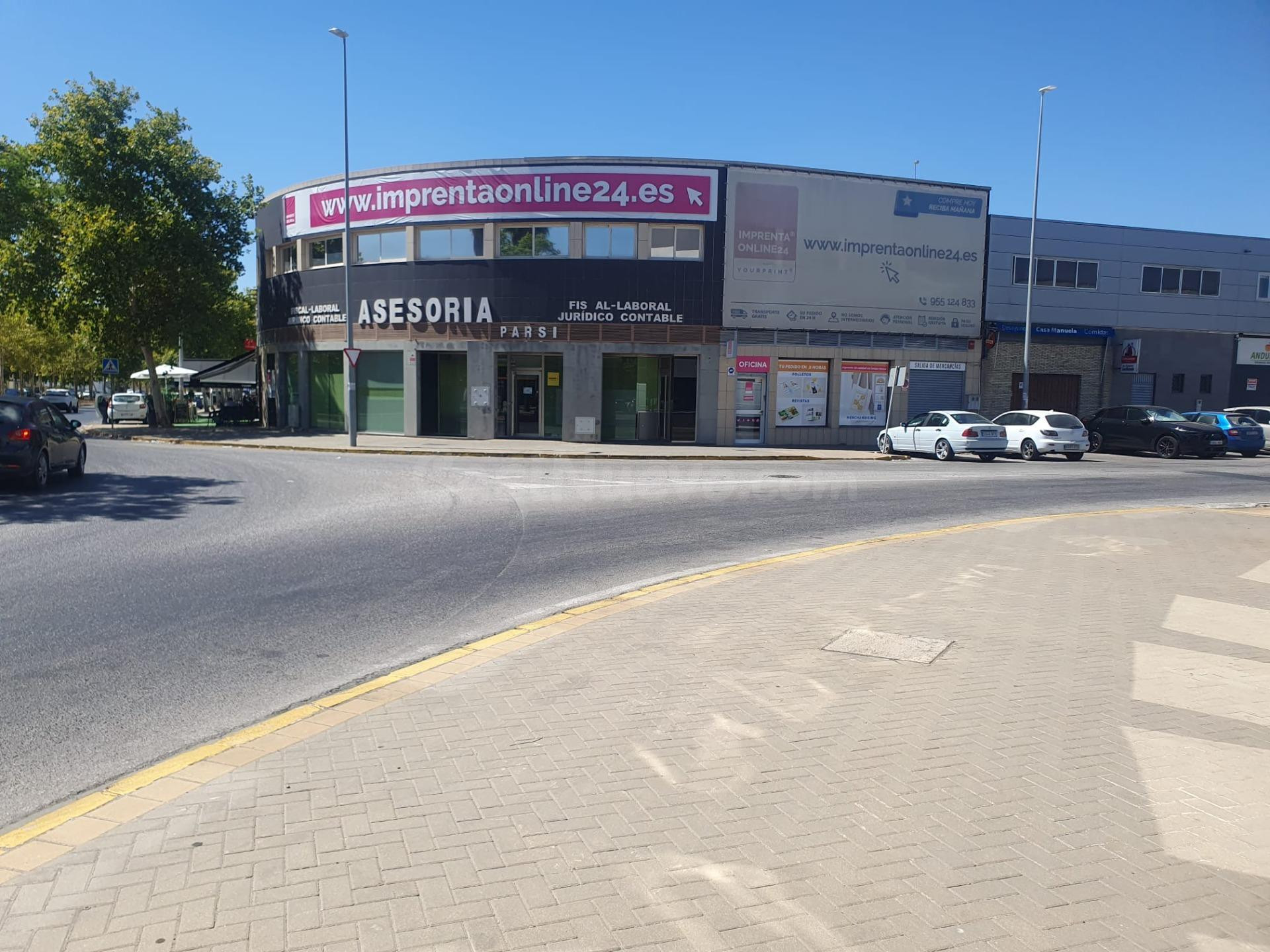 Local comercial con gran fachada en la avenida principal del - foto 2