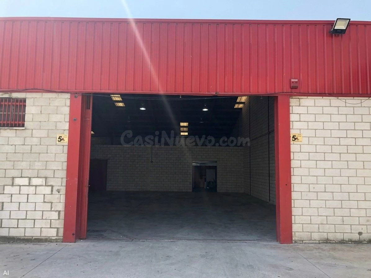 Amplia Nave Industrial de 540 m2 con Despachos y Portón para