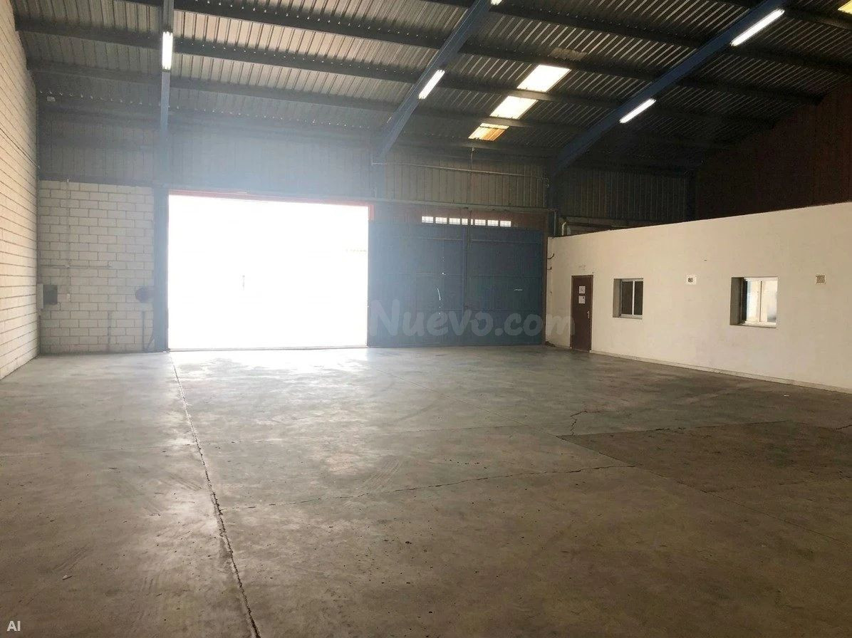 Amplia Nave Industrial de 540 m2 con Despachos y Portón para - foto 2