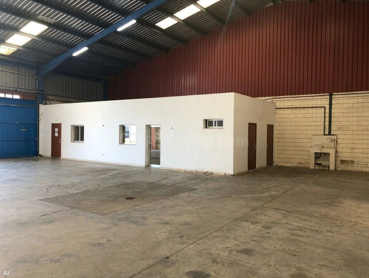 Amplia Nave Industrial de 540 m2 con Despachos y Portón para - foto 4