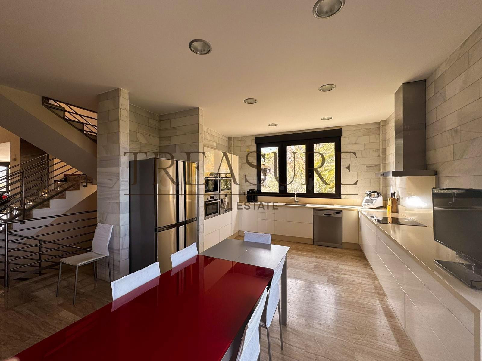 Chalet independiente con gran parcela y piscina