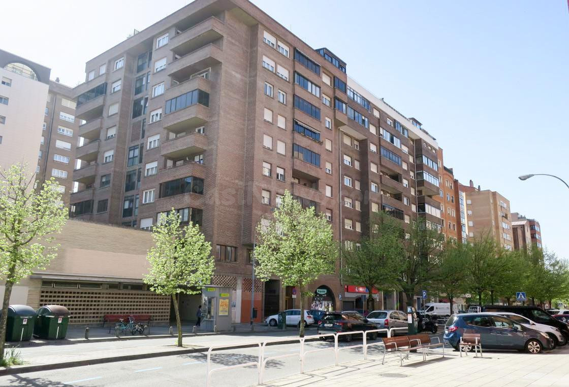 Piso en venta en Azpilagaña - foto 2