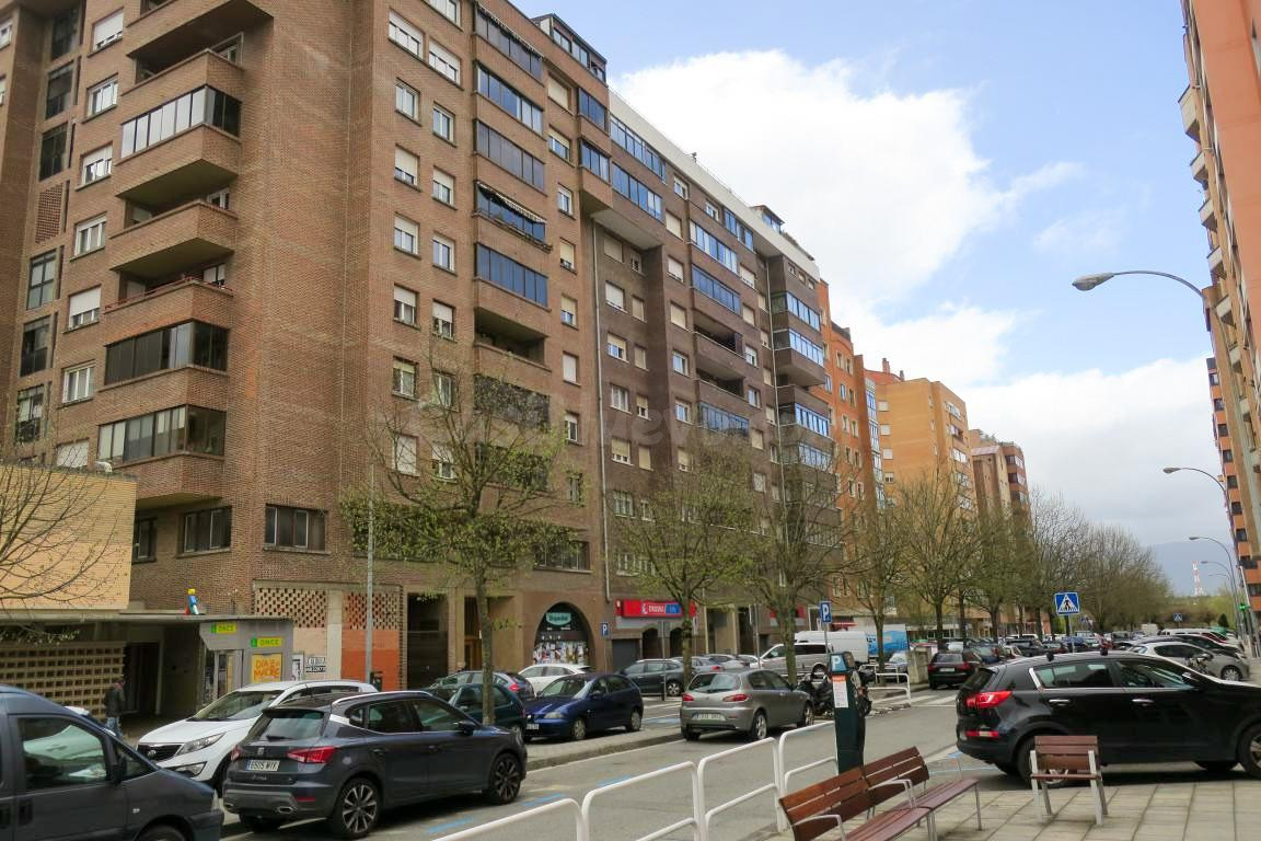 Venta NUDA PROPIEDAD de piso en Azpilagaña - foto 2