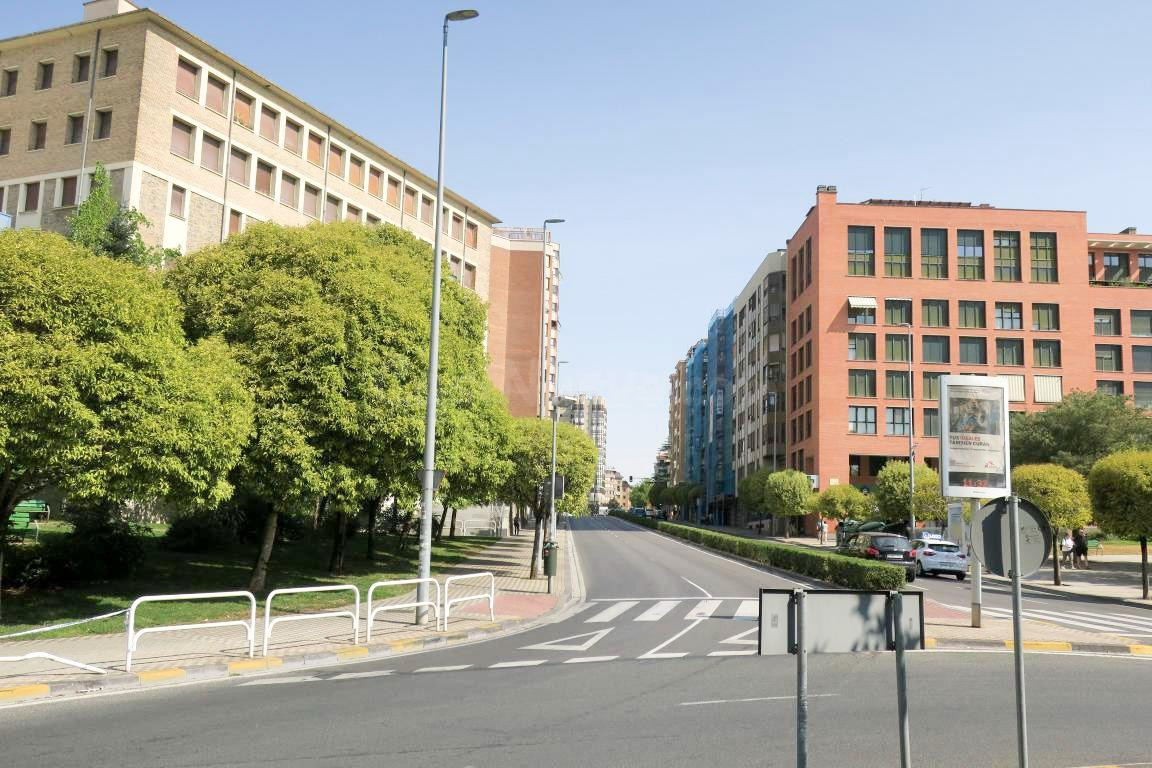 Piso en venta en Azpilagaña - foto 2