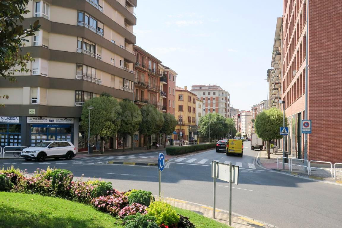 Piso en venta en Azpilagaña - foto 3