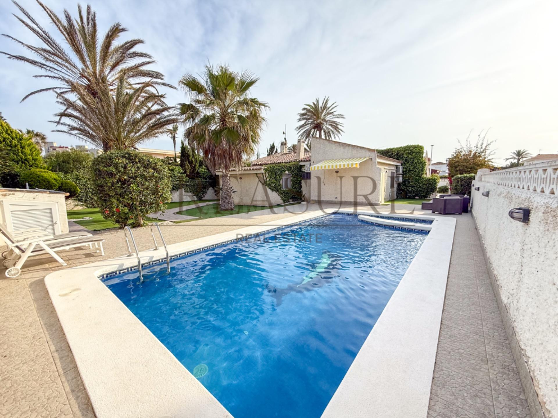 Despierta entre dos mares | Chalet con piscina privada en La
