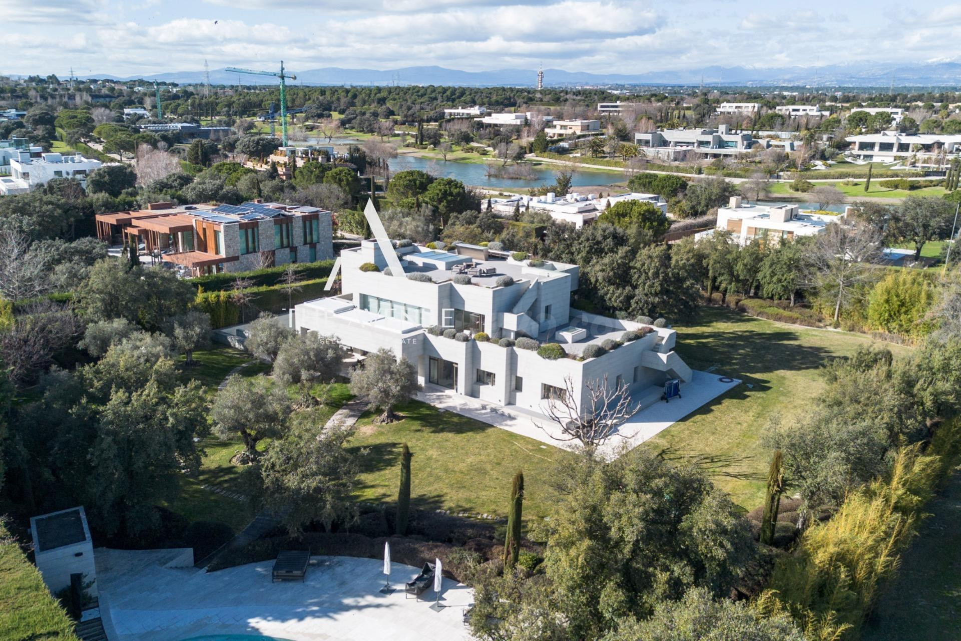 Exclusiva villa con ascensor, parcela paisajística y doble p
