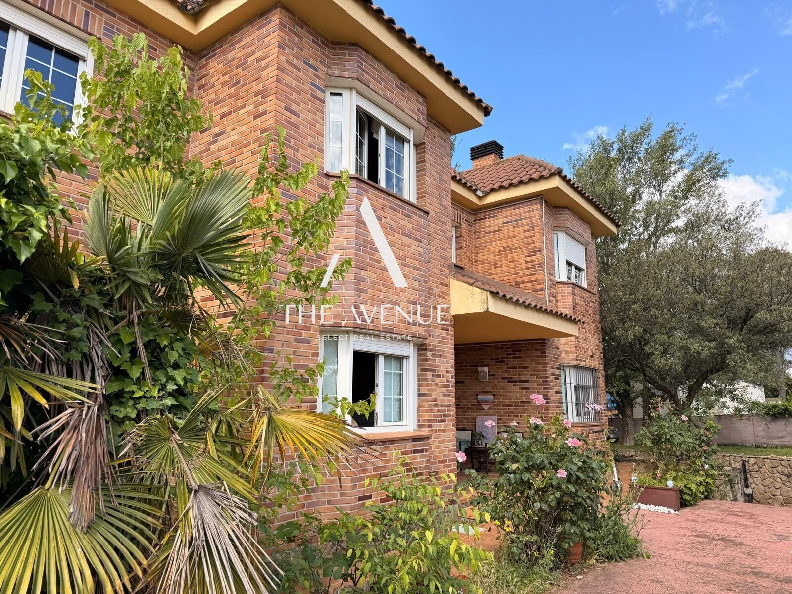 Espacioso Chalet en El Bosque: Versatilidad y Privacidad en 