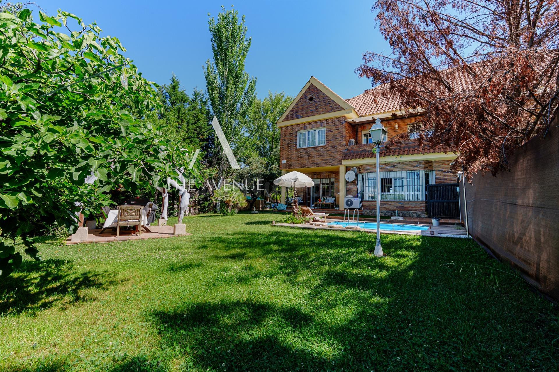 Espacioso Chalet en El Bosque: Versatilidad y Privacidad en  - foto 2