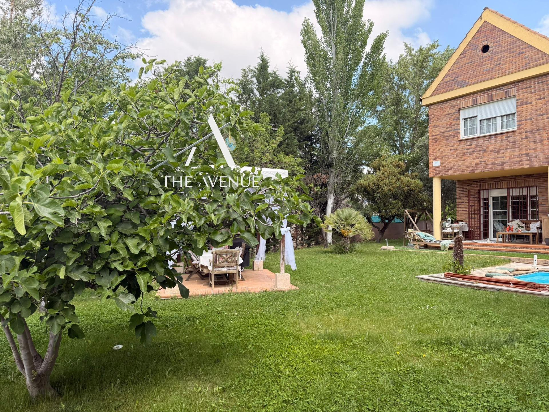 Espacioso Chalet en El Bosque: Versatilidad y Privacidad en  - foto 3