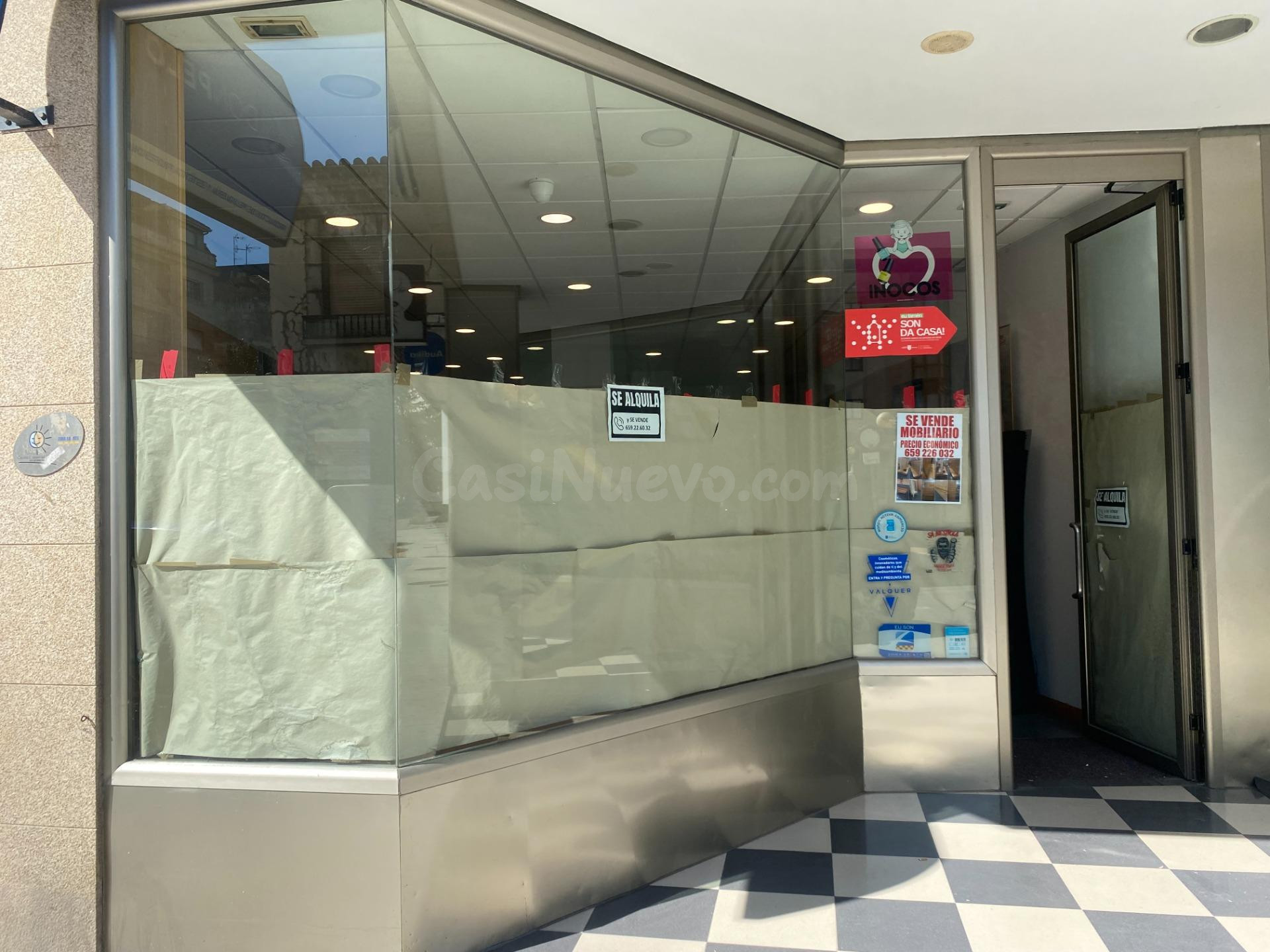 En venta o alquiler bajo comercial amplio y céntrico en Villagarcía con salida a dos calles
