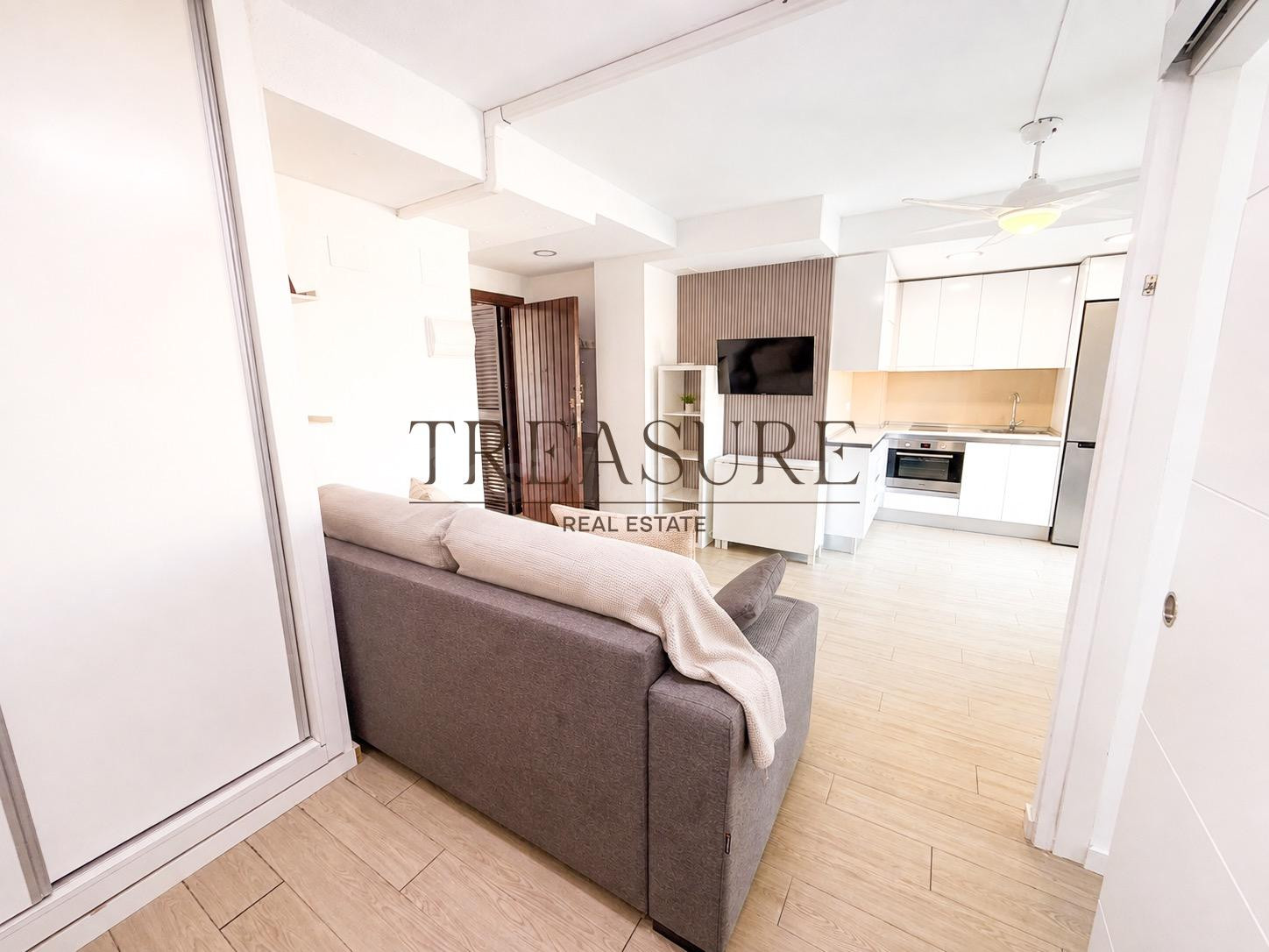 Piso de un dormitorio con piscina y parking a 50 metros del  - foto 4