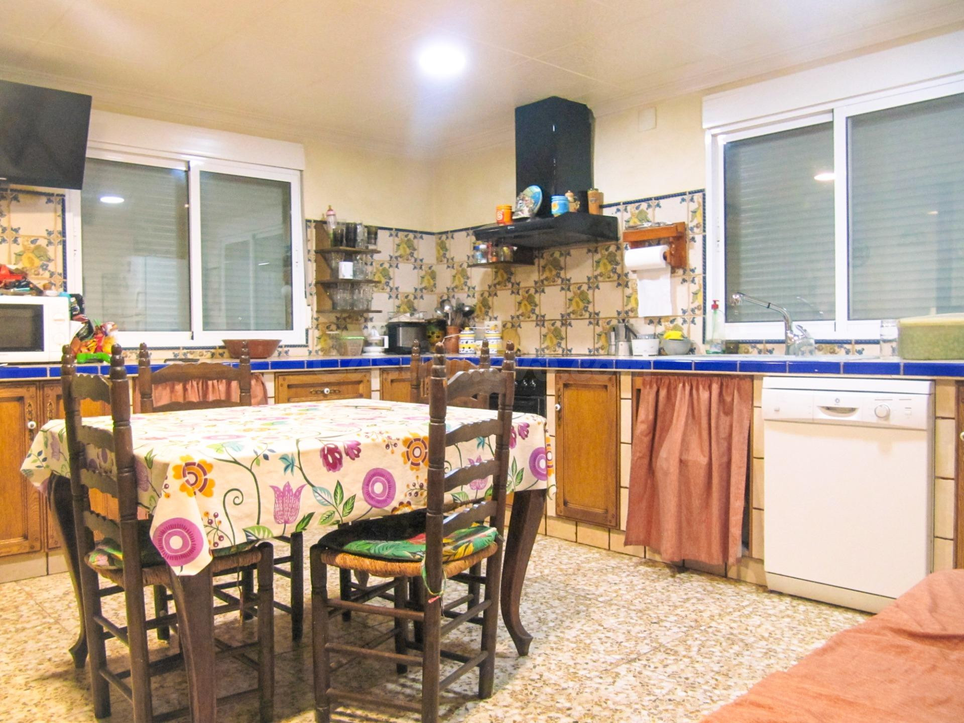 Chalet con piscina a reformar - foto 4
