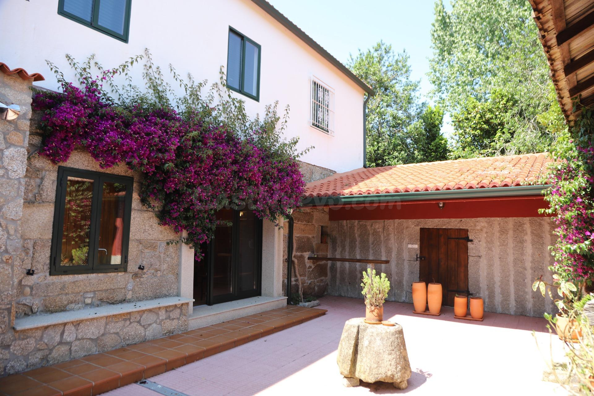 EN VENTA CASA EN PORTAS CON TERRENO , DE 5 DORMITORIOS, 3 BA