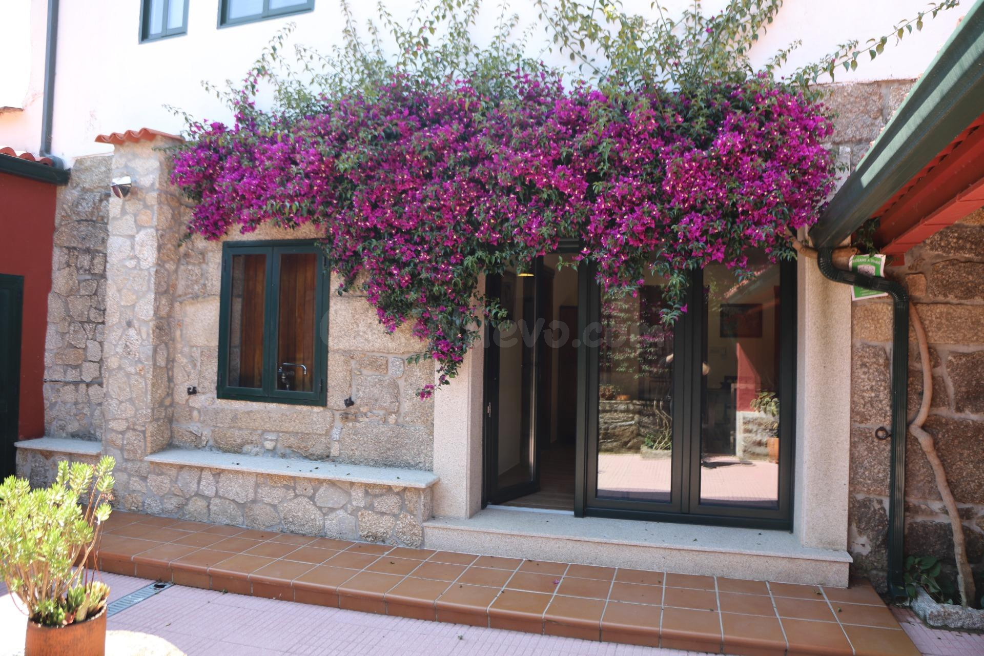 EN VENTA CASA EN PORTAS CON TERRENO , DE 5 DORMITORIOS, 3 BA - foto 2