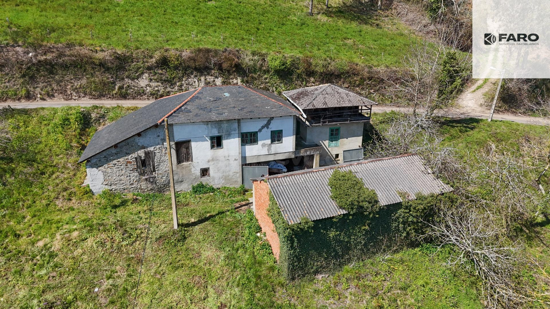 Casa con finca de 7.525 m2 en Valle de Paredes (Valdés) – Gr