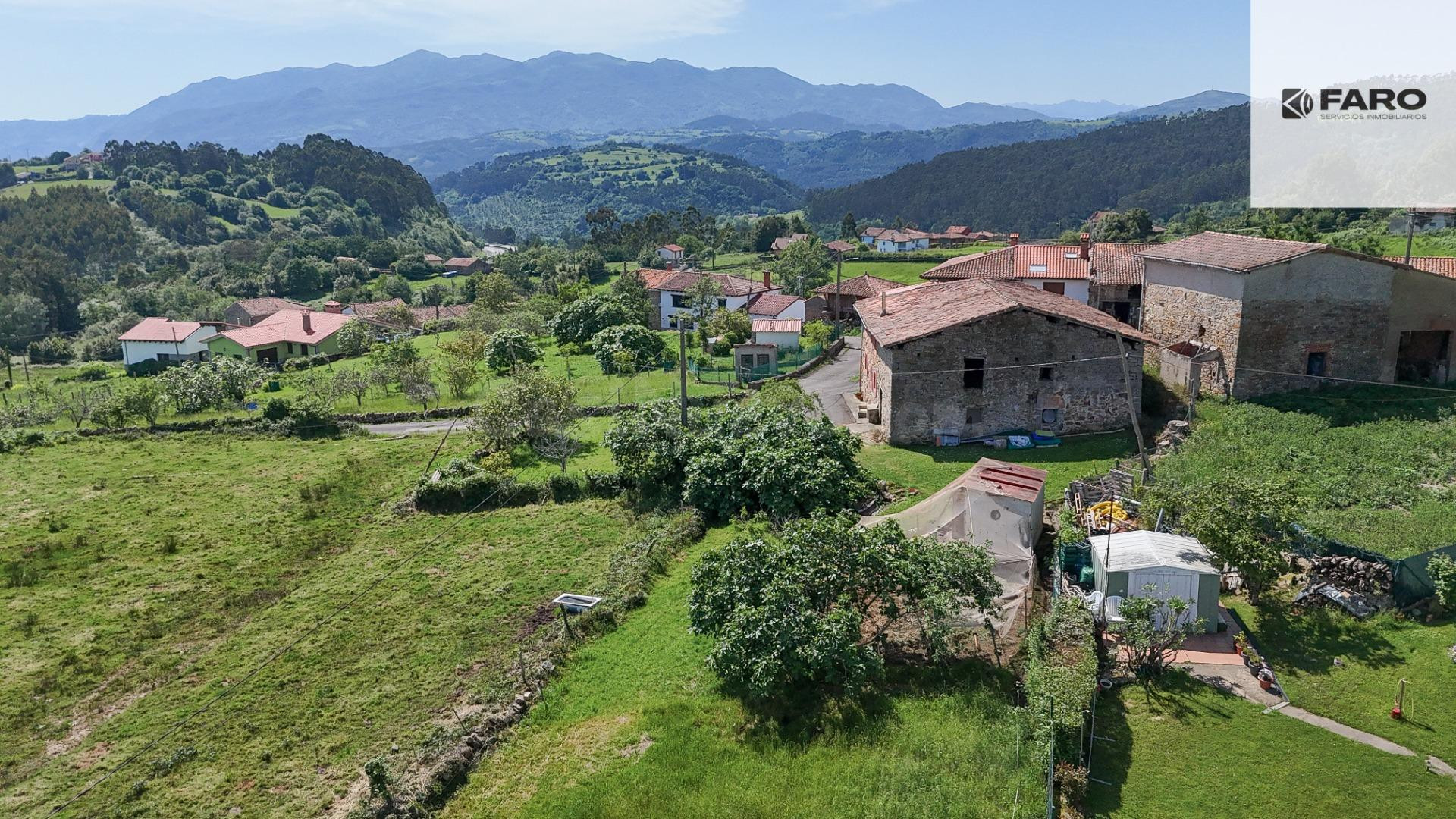 Cuadra de piedra con parcela urbanizable en Castiello de Lue