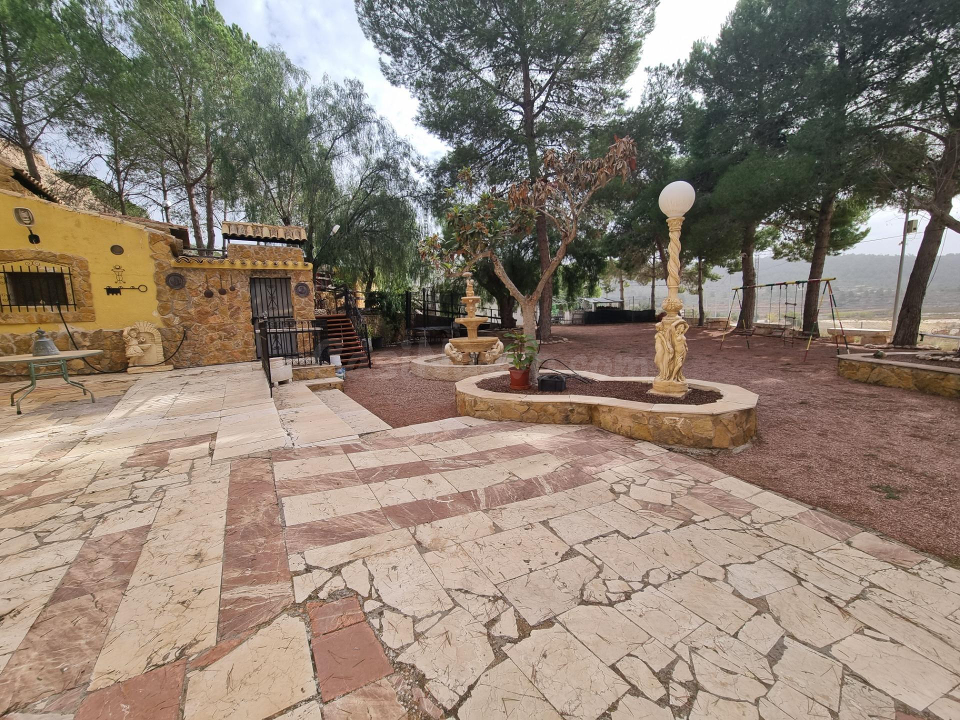 SE VENDE ESPECTACULAR CASA - CUEVA TOTALMENTE EQUIDAPA EN PI - foto 4