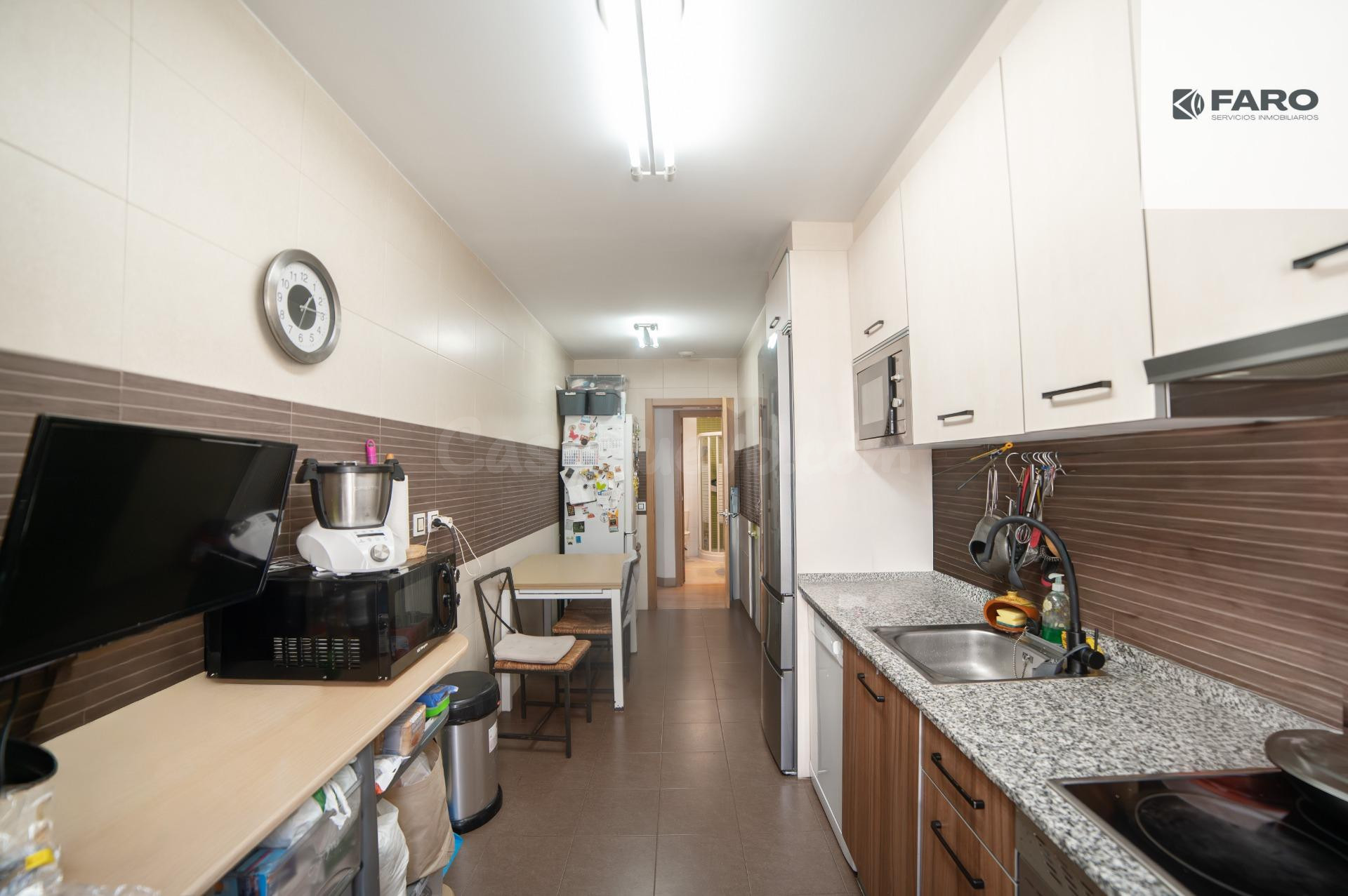 Amplia vivienda con terraza, garaje y trastero en Nuevo Roce - foto 4
