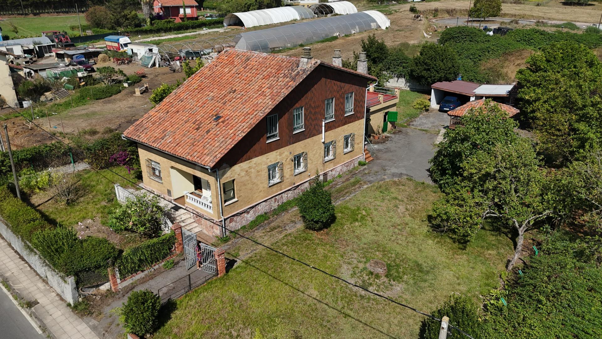 Casa independiente con hórreo y parcela de 1.100 m2 en Luanc